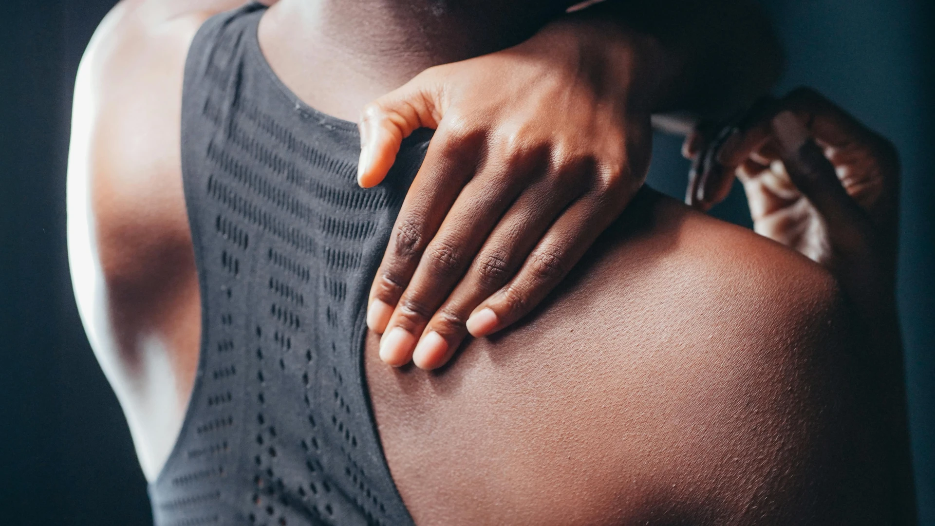 Dor no ombro: o incômodo do dia a dia pode revelar algo mais sério